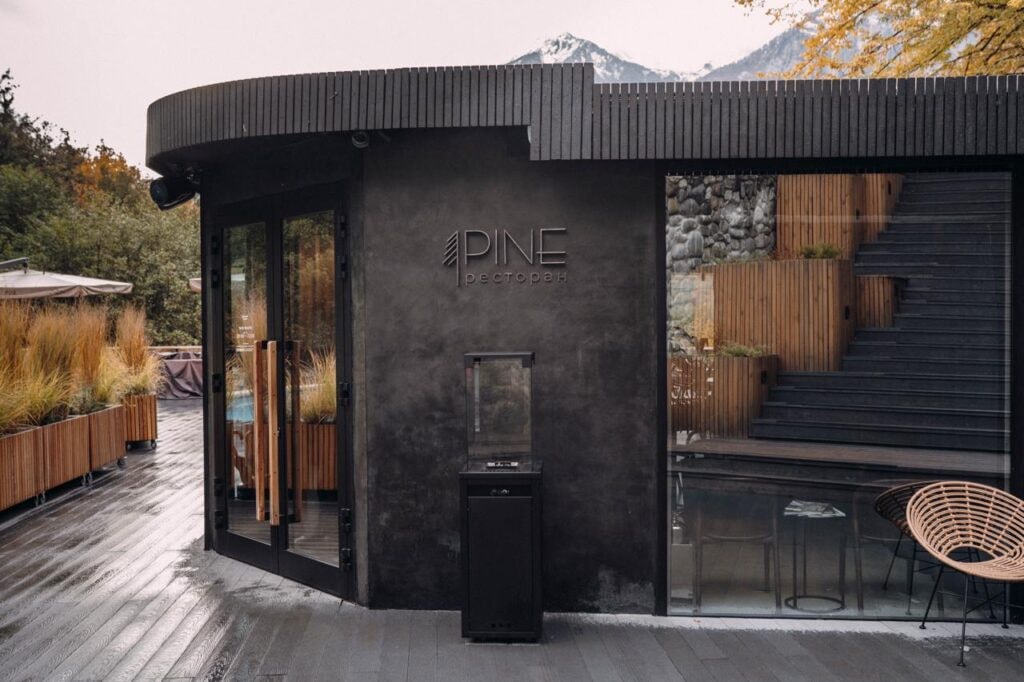 ресторан pine river на Красной Поляне