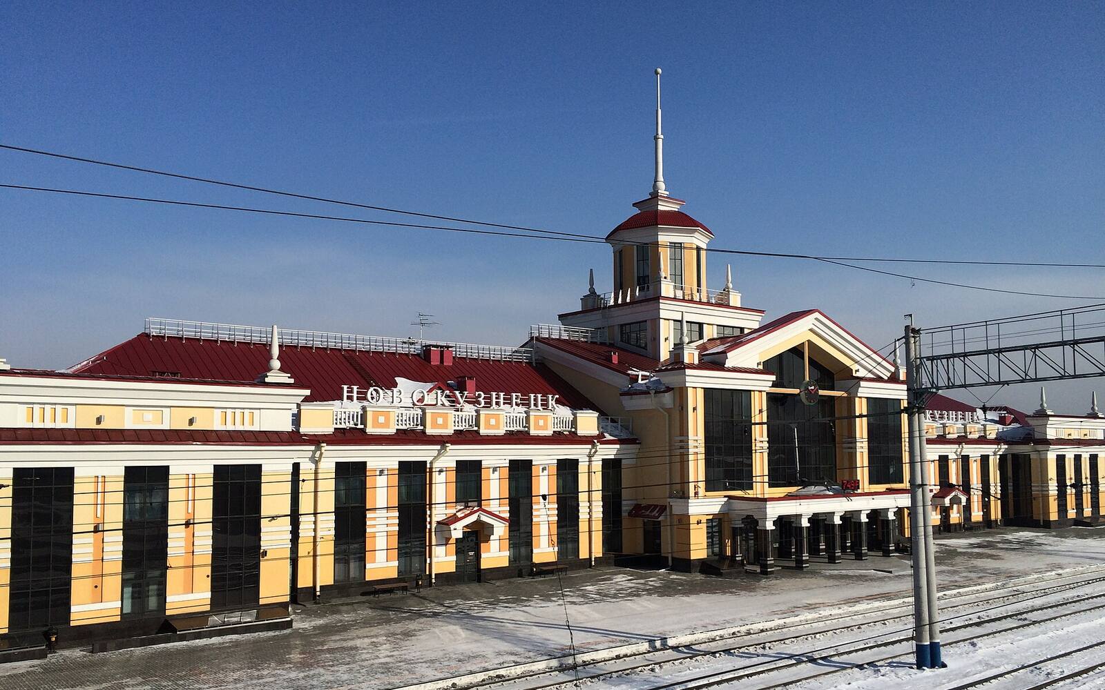 Здание железнодорожного вокзала Новокузнецка со стороны путей зимой