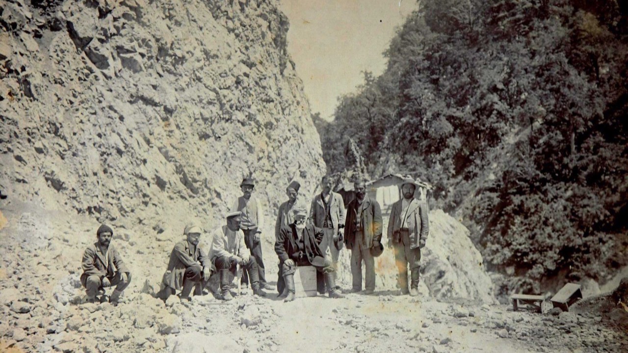 Историческая фотография: прокладка дороги на Красную Поляну