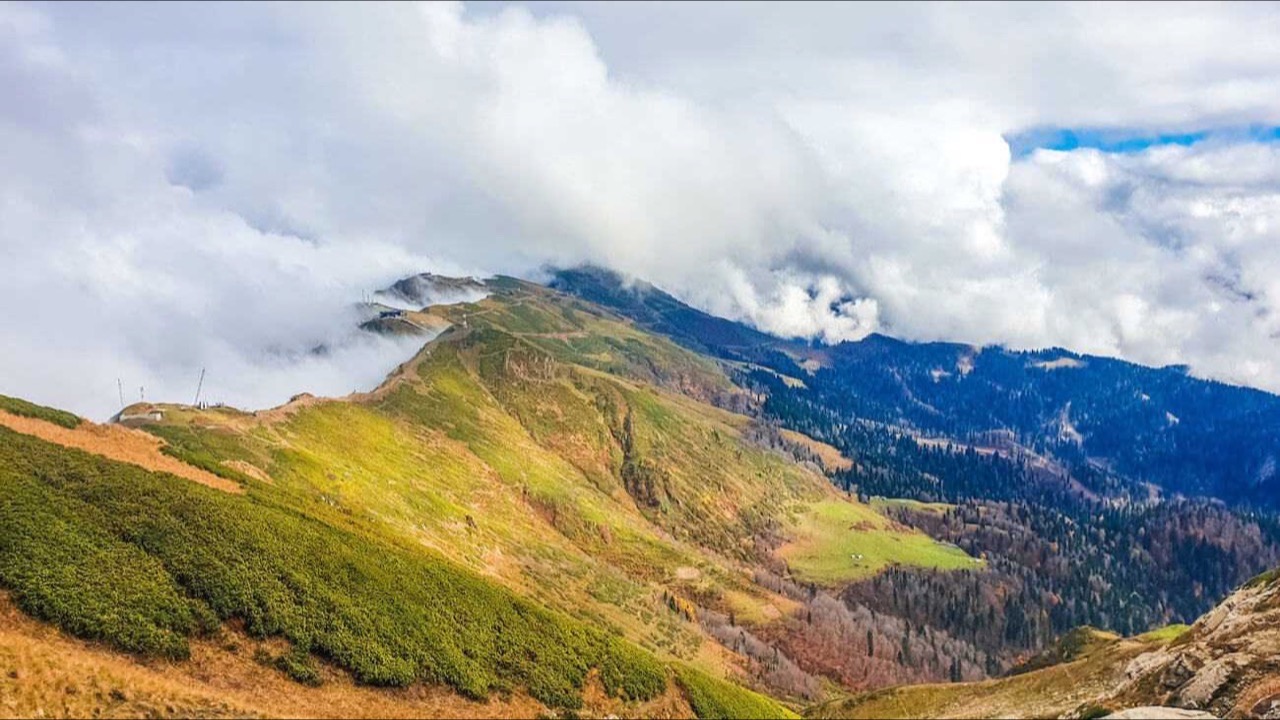 Склоны хребта Аибга под облаками
