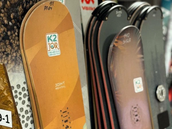 Сноуборды для проката в пункте K2TOUR в Шерегеше
