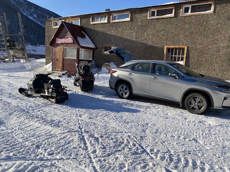 Гостевой дом «Крепость» в Приисковом — двор зимой