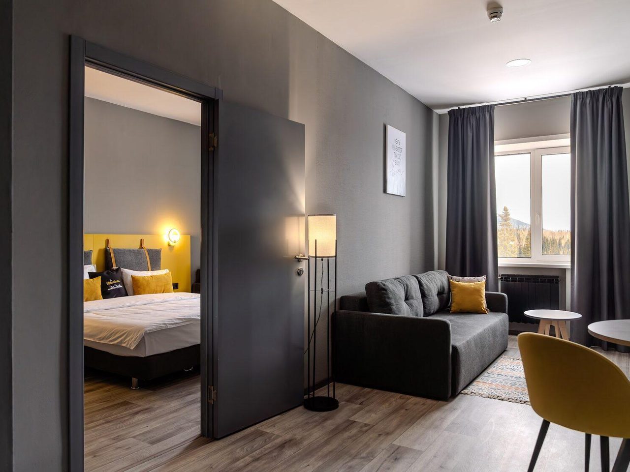Двухкомнатный номер гостиницы «Ласка» со спальней и гостиной