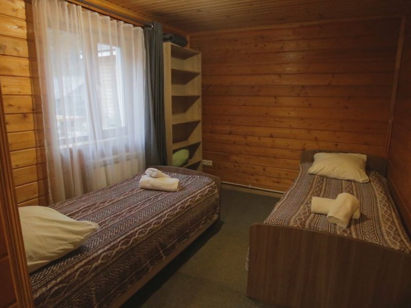 Гостиница «Снежный Избасс» в Приисковом — номер, кадр 3